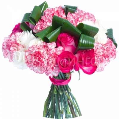 Круглый букет из малиновых роз и пестрых гвоздик с зеленью