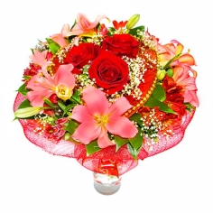 Композиция из розовых лилий, красных роз и альстромерий с зеленью и оформлением