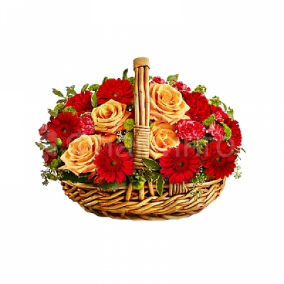 Корзинка с кремовыми розами,  красными герберами и гвоздиками