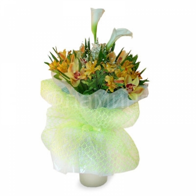 Букет из белых калл, желтых альстромерий и салатовых орхидей с оформлением