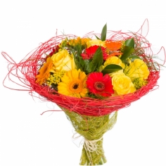 Красиво оформленный букет из разноцветных мини-гербер и желтых роз