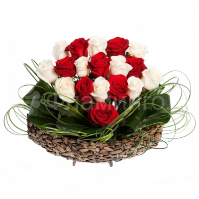 Композиция в виде сердца из красных и белых роз с зеленью в корзине
