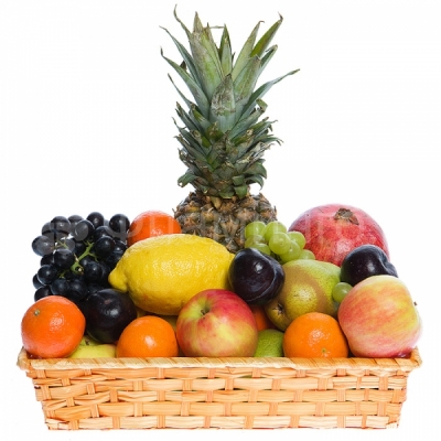 Корзина со свежими фруктами