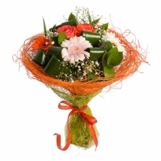 Букет из разноцветных гербер и оранжевых роз с зеленью и оформлением