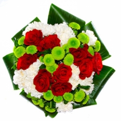 Евробукет из бордовых роз, белой гвоздики и зеленой хризантемы