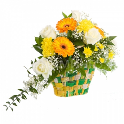 Белые розы, желтые герберы и хризантемы в плетеной корзинке